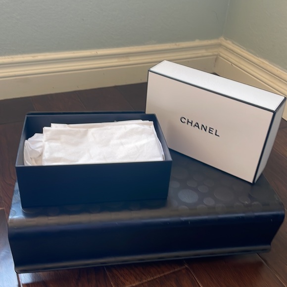 New Chanel Gift Box - Picture 2 of 2